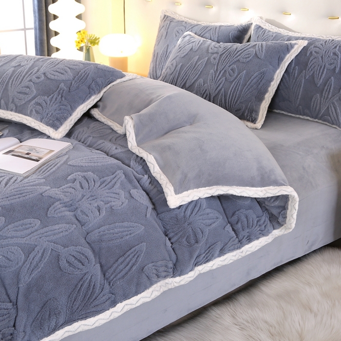 91家纺网 家纺一手货源 找家纺 芸锦豪2024新款花团雕花兔毛绒兔兔绒四件套 蓝灰