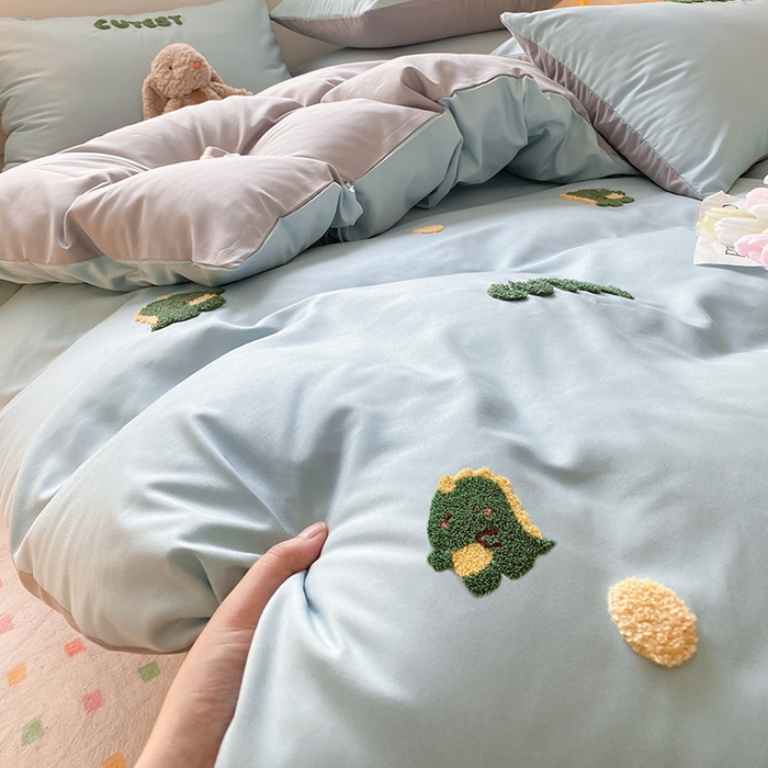 91家纺网 家纺一手货源 找家纺 眠帛 2024新款亲肤棉卡通毛巾绣四件套 恐龙-繁星蓝灰