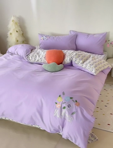 91家纺网 家纺一手货源 找家纺 怡家居 2024新款全棉印花加绣花四件套 紫嫣