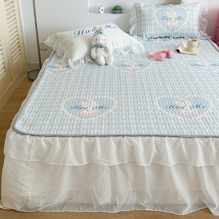 91家纺网 家纺一手货源 找家纺 昔可 新款床裙款乳胶凉席双层雪纺纱乳胶凉席三件套 蓝格爱心兔