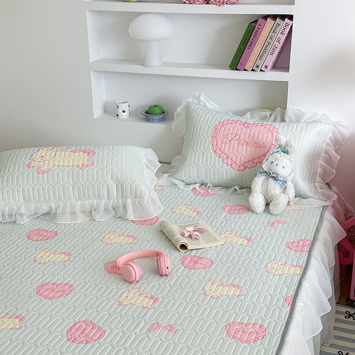 91家纺网 家纺一手货源 找家纺 昔可 新款床裙款乳胶凉席双层雪纺纱乳胶凉席三件套 萝莉爱心兔