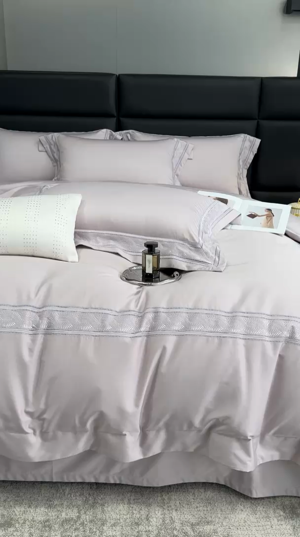 91家纺网 家纺一手货源 找家纺 榻尚家居 2024新款阿瓦提贡缎长绒棉四件套-伊芙琳 伊芙琳 紫灰