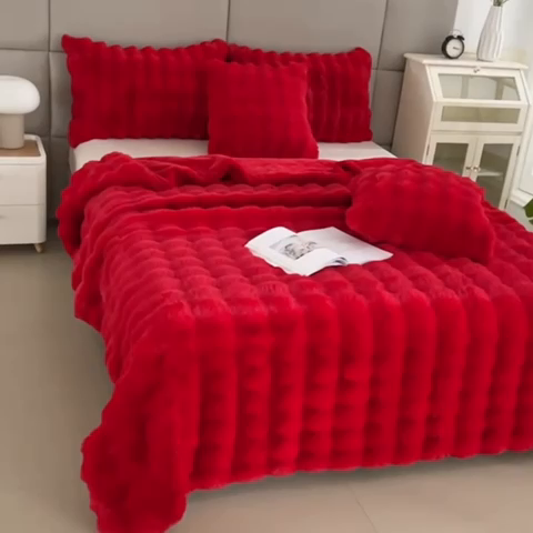 91家纺网 家纺一手货源 找家纺 芸锦豪2024新款纯色托斯卡纳兔毛大泡泡绒毛毯 红色