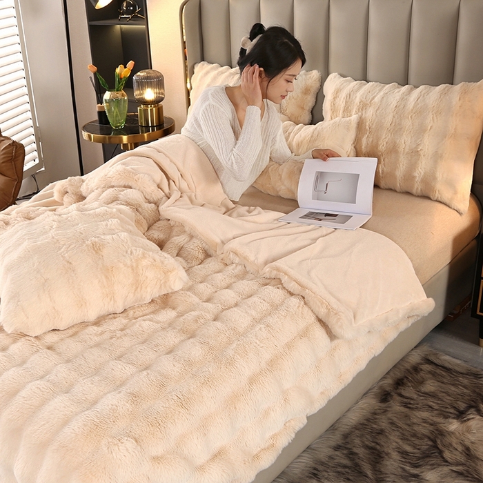 91家纺网 家纺一手货源 找家纺 芸锦豪2024新款纯色托斯卡纳兔毛大泡泡绒毛毯 米杏