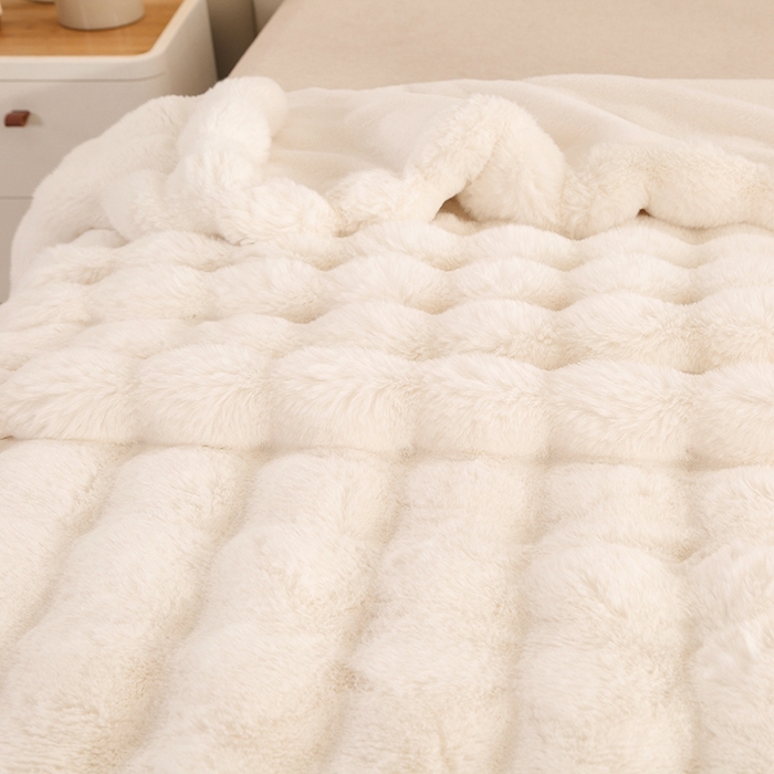 91家纺网 家纺一手货源 找家纺 芸锦豪2024新款纯色托斯卡纳兔毛大泡泡绒毛毯 米白