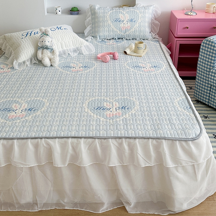 91家纺网 家纺一手货源 找家纺 昔可 新款床裙款乳胶凉席双层雪纺纱乳胶凉席三件套 蓝格爱心兔