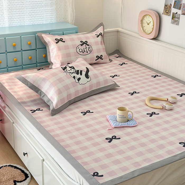 91家纺网 家纺一手货源 找家纺 昔可家纺 2024新款A类900D大版冰丝席 蝴蝶结猫咪粉