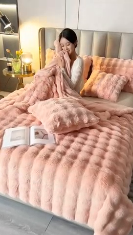 91家纺网 家纺一手货源 找家纺 芸锦豪2024新款纯色托斯卡纳兔毛大泡泡绒毛毯 樱花粉