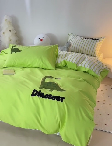 91家纺网 家纺一手货源 找家纺 怡家居 2024新款全棉印花加绣花四件套 小恐龙