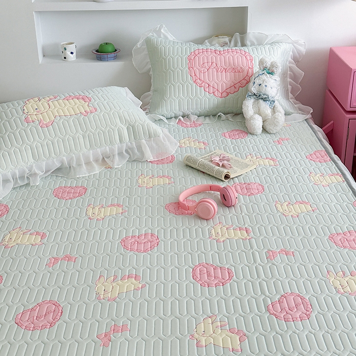 91家纺网 家纺一手货源 找家纺 昔可 新款床裙款乳胶凉席双层雪纺纱乳胶凉席三件套 萝莉爱心兔