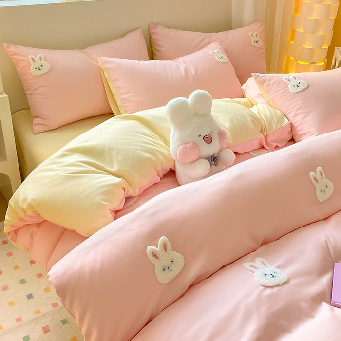 91家纺网 家纺一手货源 找家纺 眠帛 2024新款亲肤棉卡通毛巾绣四件套 兔兔-奶油粉奶黄