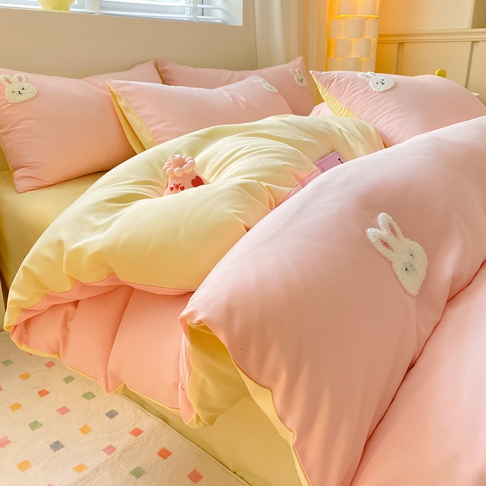 91家纺网 家纺一手货源 找家纺 眠帛 2024新款亲肤棉卡通毛巾绣四件套 兔兔-奶油粉奶黄