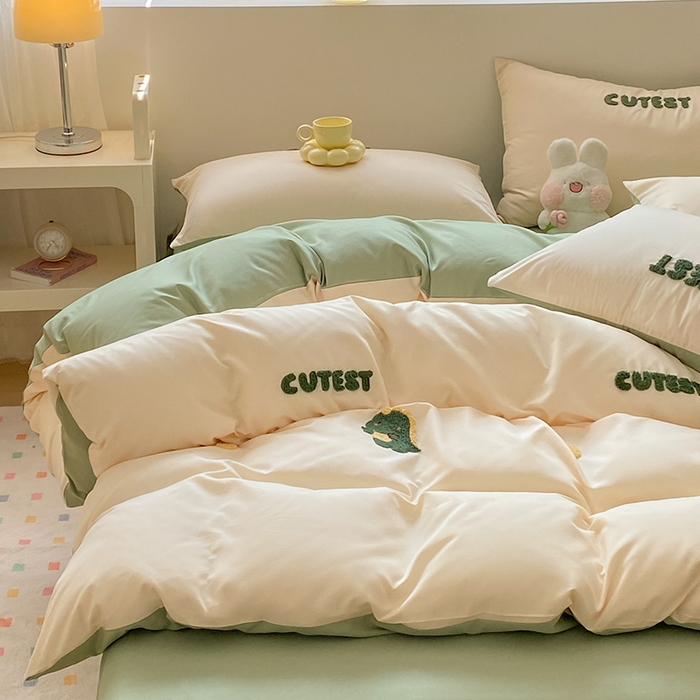 91家纺网 家纺一手货源 找家纺 眠帛 2024新款亲肤棉卡通毛巾绣四件套 恐龙-奶昔白绿