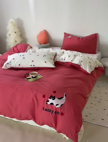 91家纺网 家纺一手货源 找家纺 怡家居 2024新款全棉印花加绣花四件套 樱桃小猫