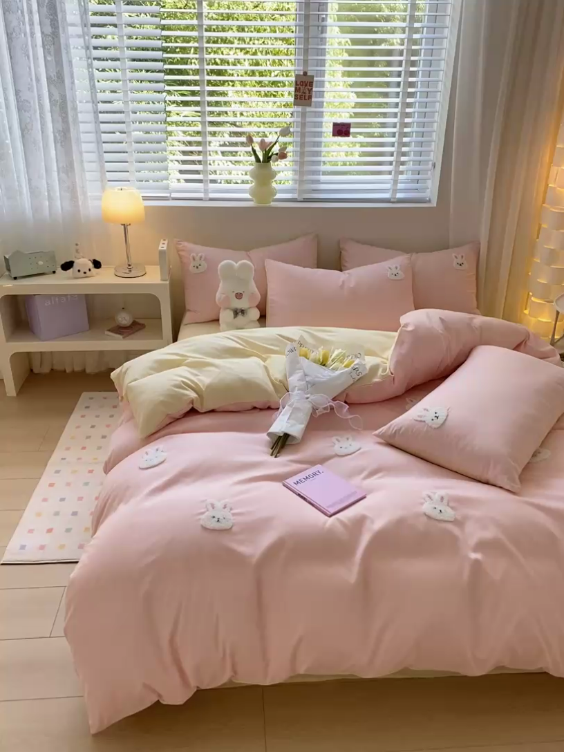 91家纺网 家纺一手货源 找家纺 眠帛 2024新款亲肤棉卡通毛巾绣四件套 兔兔-奶油粉奶黄