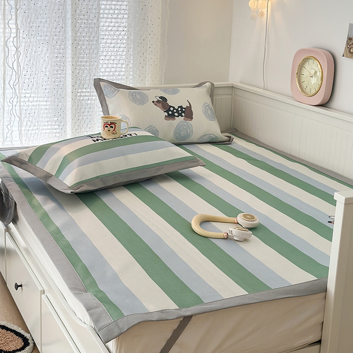 91家纺网 家纺一手货源 找家纺 昔可家纺 2024新款A类900D大版冰丝席 绿条腊肠狗