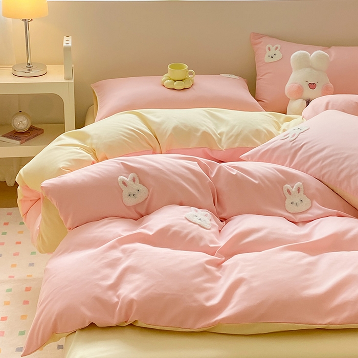 91家纺网 家纺一手货源 找家纺 眠帛 2024新款亲肤棉卡通毛巾绣四件套 兔兔-奶油粉奶黄