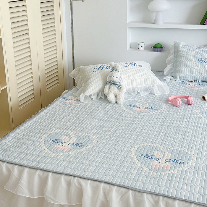 91家纺网 家纺一手货源 找家纺 昔可 新款床裙款乳胶凉席双层雪纺纱乳胶凉席三件套 蓝格爱心兔