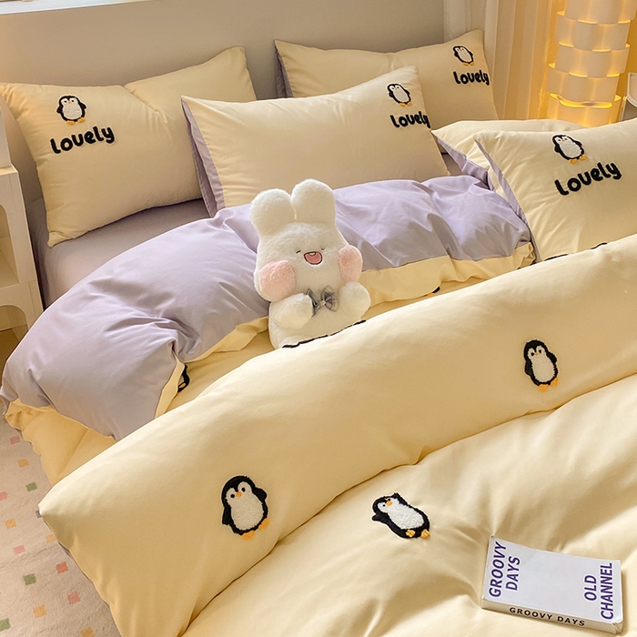 91家纺网 家纺一手货源 找家纺 眠帛 2024新款亲肤棉卡通毛巾绣四件套 企鹅蛋-奶黄浅紫