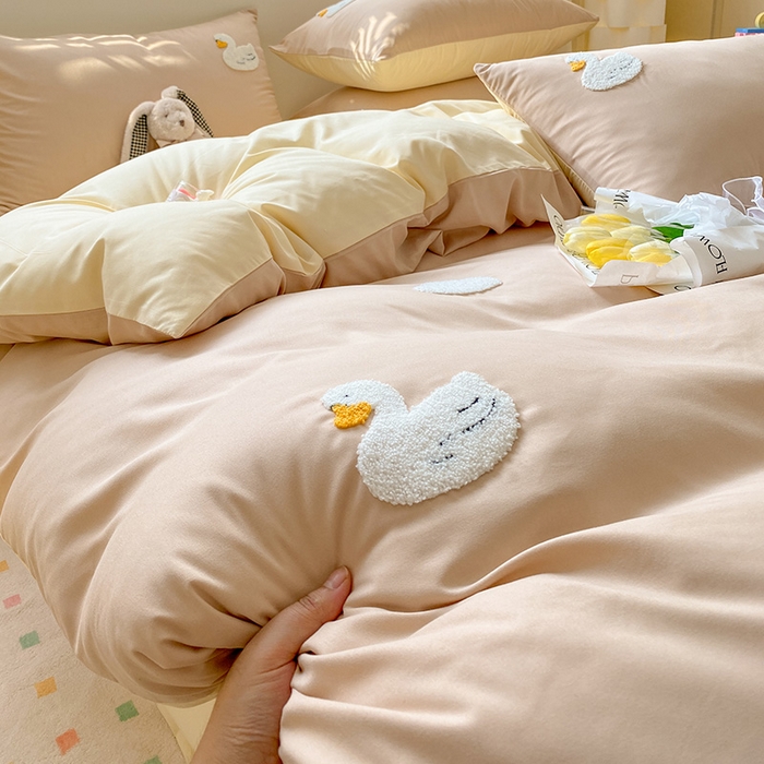 91家纺网 家纺一手货源 找家纺 眠帛 2024新款亲肤棉卡通毛巾绣四件套 可爱鸭-奶茶奶黄