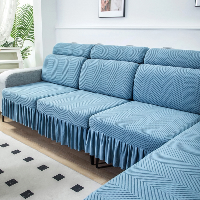 91家纺网 家纺一手货源 找家纺 千彤 2024新款裙边款弹力沙发套罩拉花绒人字纹系列沙发笠 水蓝