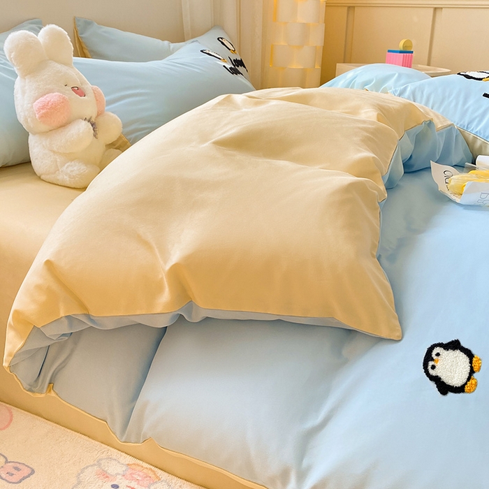 91家纺网 家纺一手货源 找家纺 眠帛 2024新款亲肤棉卡通毛巾绣四件套 企鹅蛋-天空蓝奶黄