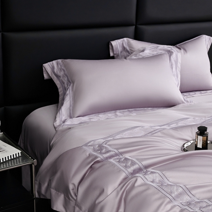 91家纺网 家纺一手货源 找家纺 榻尚家居 2024新款阿瓦提贡缎长绒棉四件套-伊芙琳 伊芙琳 紫灰