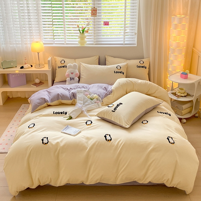 91家纺网 家纺一手货源 找家纺 眠帛 2024新款亲肤棉卡通毛巾绣四件套 企鹅蛋-奶黄浅紫