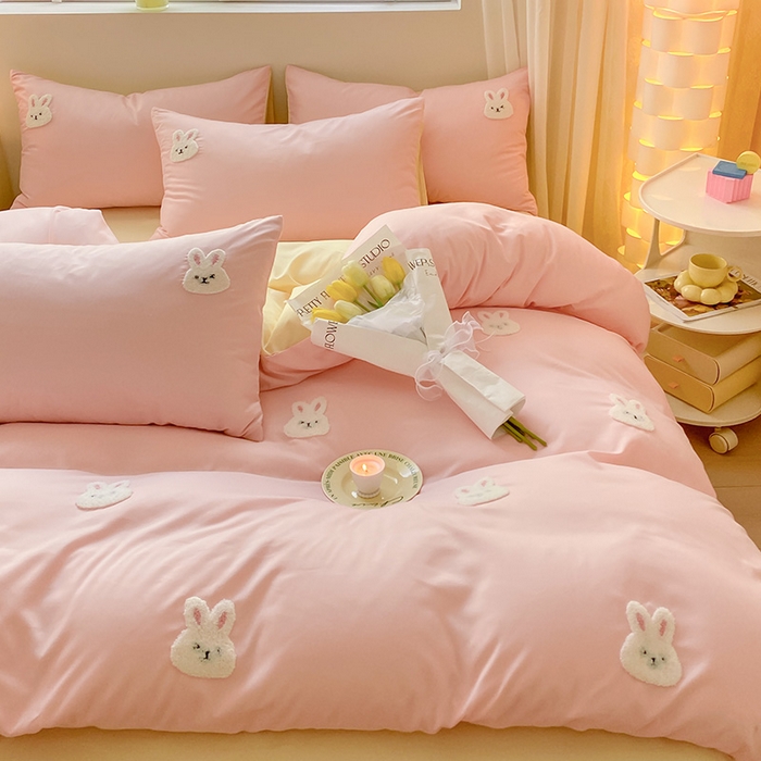 91家纺网 家纺一手货源 找家纺 眠帛 2024新款亲肤棉卡通毛巾绣四件套 兔兔-奶油粉奶黄