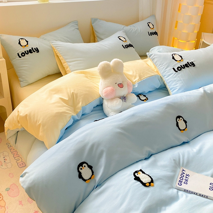 91家纺网 家纺一手货源 找家纺 眠帛 2024新款亲肤棉卡通毛巾绣四件套 企鹅蛋-天空蓝奶黄