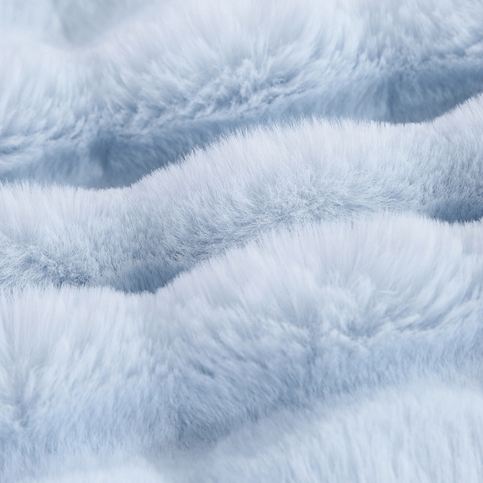 91家纺网 家纺一手货源 找家纺 芸锦豪2024新款纯色托斯卡纳兔毛大泡泡绒毛毯 浅兰