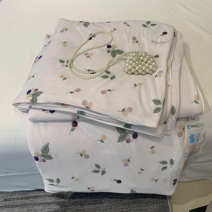 91家纺网 家纺一手货源 找家纺 奈萝家纺 2024新款A类凉感丝小凉皮夏被可机洗夏被新品空调被 樱桃