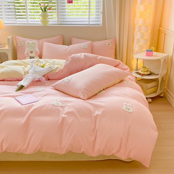 91家纺网 家纺一手货源 找家纺 眠帛 2024新款亲肤棉卡通毛巾绣四件套 兔兔-奶油粉奶黄