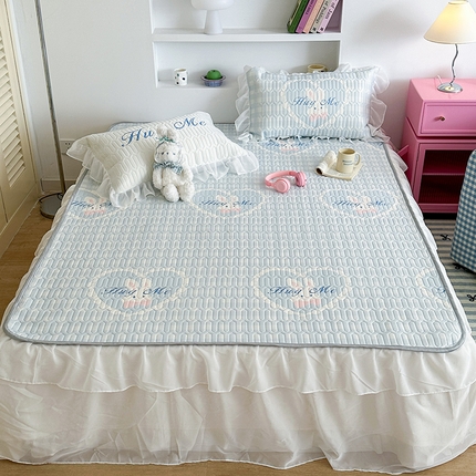 91家纺网 家纺一手货源 找家纺 昔可 新款床裙款乳胶凉席双层雪纺纱乳胶凉席三件套 蓝格爱心兔