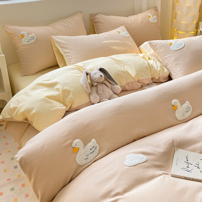 91家纺网 家纺一手货源 找家纺 眠帛 2024新款亲肤棉卡通毛巾绣四件套 可爱鸭-奶茶奶黄