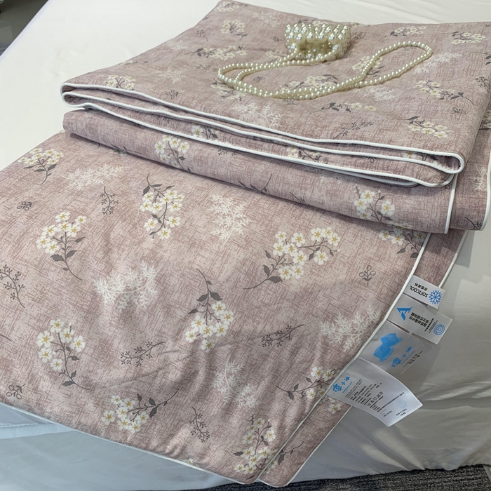 91家纺网 家纺一手货源 找家纺 奈萝家纺 2024新款A类凉感丝小凉皮夏被可机洗夏被新品空调被 兰亭序粉