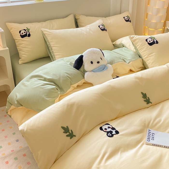 91家纺网 家纺一手货源 找家纺 眠帛 2024新款亲肤棉卡通毛巾绣四件套 熊猫-奶黄果绿