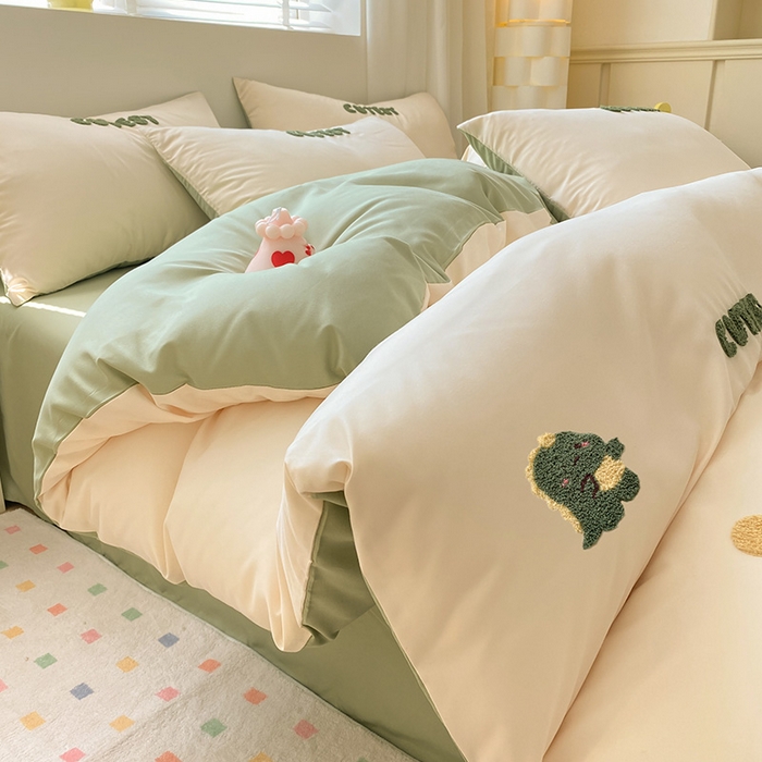 91家纺网 家纺一手货源 找家纺 眠帛 2024新款亲肤棉卡通毛巾绣四件套 恐龙-奶昔白绿