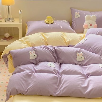 91家纺网 家纺一手货源 找家纺 眠帛 2024新款亲肤棉卡通毛巾绣四件套 兔兔-奶油紫奶黄