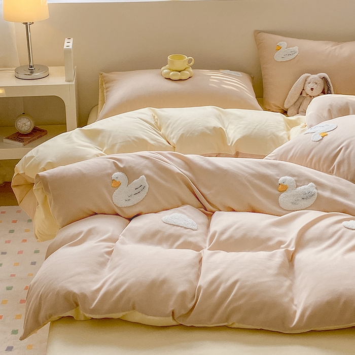 91家纺网 家纺一手货源 找家纺 眠帛 2024新款亲肤棉卡通毛巾绣四件套 可爱鸭-奶茶奶黄