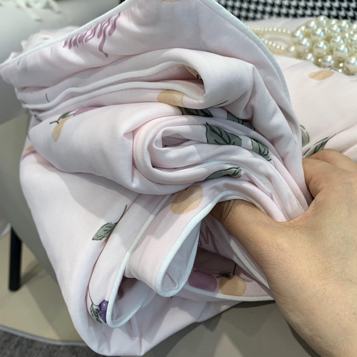 91家纺网 家纺一手货源 找家纺 奈萝家纺 2024新款A类凉感丝小凉皮夏被可机洗夏被新品空调被 樱桃