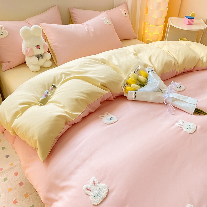 91家纺网 家纺一手货源 找家纺 眠帛 2024新款亲肤棉卡通毛巾绣四件套 兔兔-奶油粉奶黄