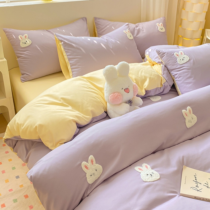 91家纺网 家纺一手货源 找家纺 眠帛 2024新款亲肤棉卡通毛巾绣四件套 兔兔-奶油紫奶黄