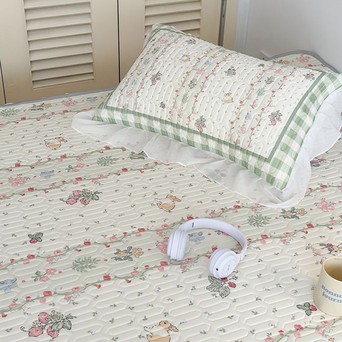 91家纺网 家纺一手货源 找家纺 昔可 新款床裙款乳胶凉席双层雪纺纱乳胶凉席三件套 草莓小兔