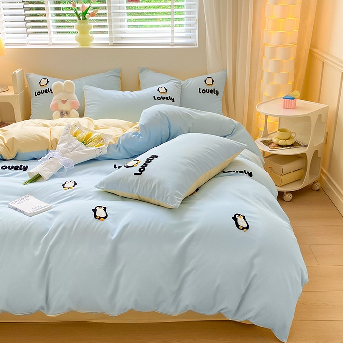 91家纺网 家纺一手货源 找家纺 眠帛 2024新款亲肤棉卡通毛巾绣四件套 企鹅蛋-天空蓝奶黄