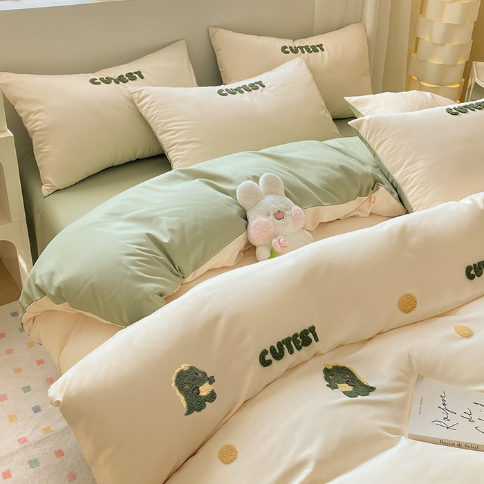 91家纺网 家纺一手货源 找家纺 眠帛 2024新款亲肤棉卡通毛巾绣四件套 恐龙-奶昔白绿