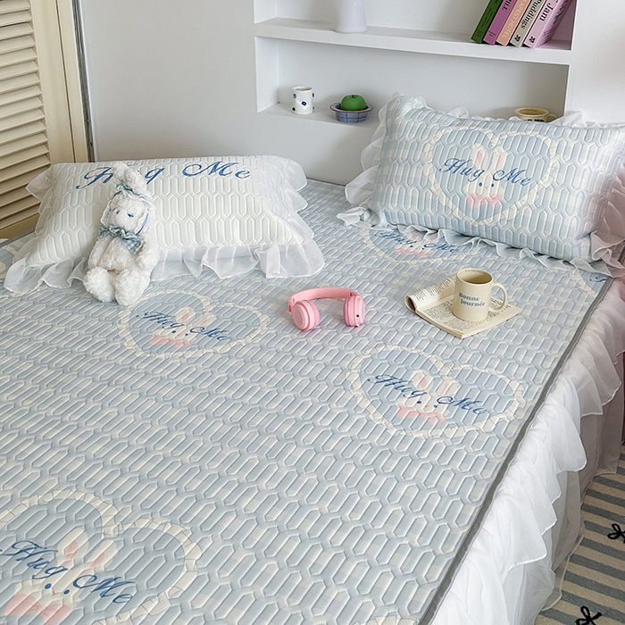 91家纺网 家纺一手货源 找家纺 昔可 新款床裙款乳胶凉席双层雪纺纱乳胶凉席三件套 蓝格爱心兔