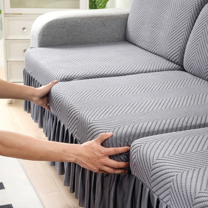 91家纺网 家纺一手货源 找家纺 千彤 2024新款裙边款弹力沙发套罩拉花绒人字纹系列沙发笠 深灰