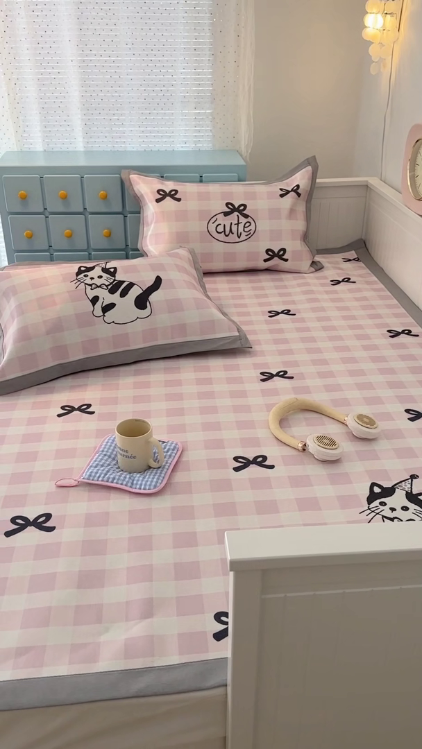 91家纺网 家纺一手货源 找家纺 昔可家纺 2024新款A类900D大版冰丝席 蝴蝶结猫咪粉