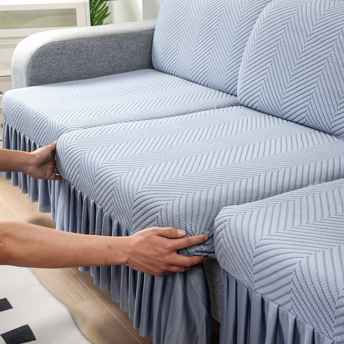 91家纺网 家纺一手货源 找家纺 千彤 2024新款裙边款弹力沙发套罩拉花绒人字纹系列沙发笠 蓝灰